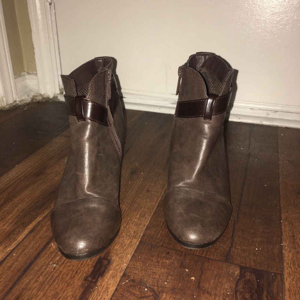 Breckelle's zip up ankle boots size 7